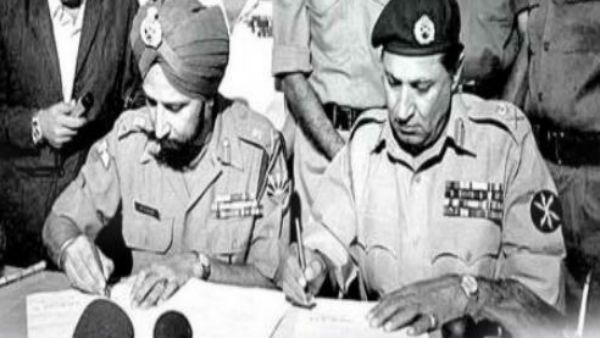 বিজয় দিবস ১৯৭১! ভারতের পরাক্রমে এক লক্ষ পাক সেনার আত্মসমর্পণে জন্ম হয় বাংলাদেশের