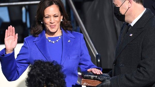 ভাঙলেন পুরুষতান্ত্রিকতার বেড়াজাল! একগুচ্ছ ইতিহাস তৈরি করে আমেরিকার মসনদে কমলা