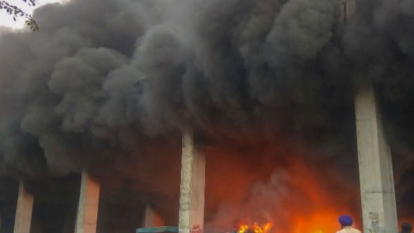 মানিকতলায় ব্যাটারির গোডাউনে বিধ্বংসী আগুন, ঘটনাস্থলে দমকলের ১১টি ইঞ্জিন, বিপর্যয় মোকাবিলা বাহিনী