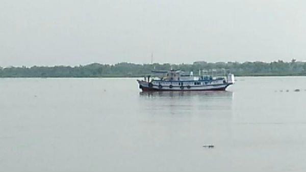 এবার গঙ্গার ফুরফুরে হাওয়া খেতে খেতে বই পড়ার সুযোগ দিচ্ছে পরিবহণ নিগম