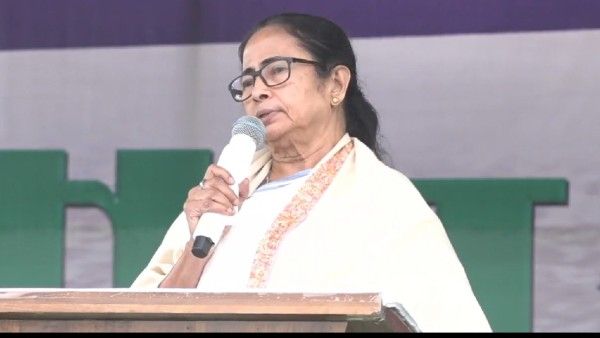 মমতা বিজেপিতে যাবেন বলছেন একজন, অন্যজন বলছেন কংগ্রেসে ফিরবেন, তরজা বঙ্গ রাজনীতিতে