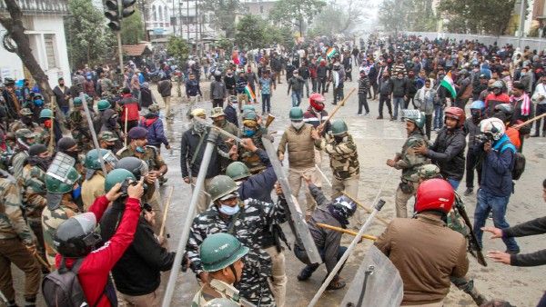 রণক্ষেত্র বিজেপি শাসিত ত্রিপুরার আগরতলা! বিপ্লব দেবের বাসভবন ঘেরাও বিক্ষুব্ধ শিক্ষকদের, আহত ৪০