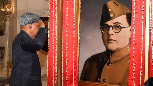 নেতাজি না প্রসেনজিৎ? রাষ্ট্রপতির উন্মোচিত ছবি ঘিরে বিতর্ক! জানুন আসল তথ্য