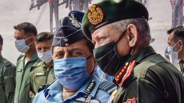 ভারত-ফ্রান্সের যৌথ শক্তি প্রদর্শন, রাফাল যুদ্ধবিমানে স্বয়ং সিডিএস বিপিন রাওয়াত!