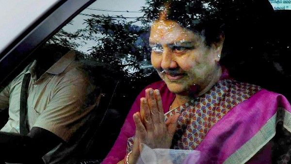 দলের গাড়িতেই হাসাপাতাল থেকে ফিরলেন বাড়ি, শশীকলাকে নিয়ে জোর জল্পনা রাজনীতির আঙিনায়