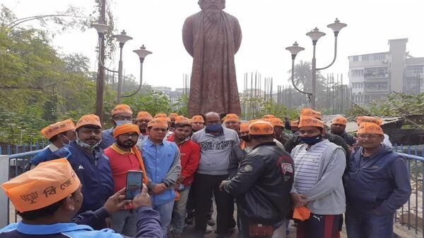 রবীন্দ্রনাথ ঠাকুরের মূর্তি 'শুদ্ধিকরণ' সায়ন্তনের! তৃণমূলকে নিশানা