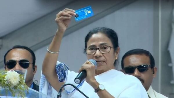 করোনা টিকাকরণ নিয়েও কেন্দ্র-রাজ্য দ্বন্দ্ব, খরচ নিয়ে প্রশ্ন মমতার, উত্তরে কী জানালেন প্রধানমন্ত্রী মোদী