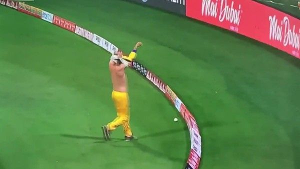 জার্সি পরার এমন বিভ্রাট! টি-১০ ম্যাচে খেসারত দিতে হল হেরে