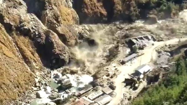 হিমবাহ ধসে ক্ষতিগ্রস্ত ঋষিগঙ্গা বিদ্যুৎ প্রকল্প, প্রচুরজনের আটকে থাকার সম্ভাবনা