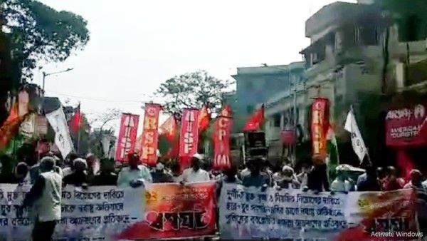 এন্টালিতে বামেদের মিছিল ঘিরে উত্তেজনা, জোর করে দোকান বন্ধ করার অভিযোগ, চলছে গাড়ি ভাঙচুর