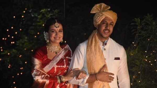 বিয়ে করলেন দিয়া মির্জা, নিজের হাতে মিষ্টি খাওয়ালেন সংবাদমাধ্যমের কর্মীদের