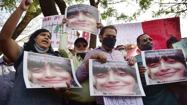 বিতর্কিত টুলকিট কাণ্ডে নতুন মোড়, দিশা রবিকে পুলিশ হেফাজতের নির্দেশ আদালতের