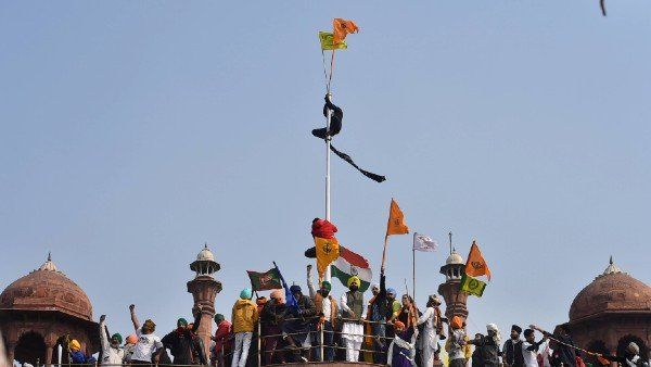 ক্যাপিটল হিল এবং লালকেল্লার ঘটনাকে আলাদা করে কেন দেখা হচ্ছে? ফেসবুক-টুইটারকে কড়া বার্তা কেন্দ্রের