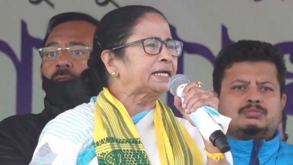 ভোগীদের বেরোনোর দরজা খোলা, ঋতব্রতকে পাশে রেখে ভোটের টিকিট নিয়ে বার্তা মমতার