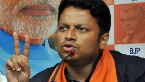 শান্তিনিকেতনের বাড়ির দেওয়ালে আইনি নোটিশ! রাজনৈতিক প্রতিহিংসা বলছেন অনুপম