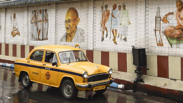 ট্যাক্সিতে উঠলেই নুন্যতম ভাড়া হোক ৫০ টাকা! এই দাবিতে লাগাতার ধর্মঘটে ট্যাক্সি, ওলা এবং উবার