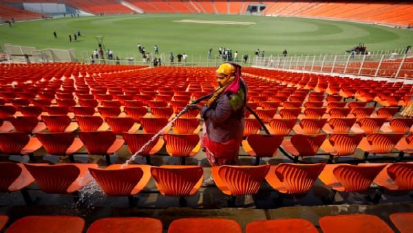 বল পড়ার অপেক্ষায় বিশ্বের বৃহত্তম ক্রিকেট স্টেডিয়াম, লম্বা শাহরুখ অপেক্ষায় মহাকীর্তির