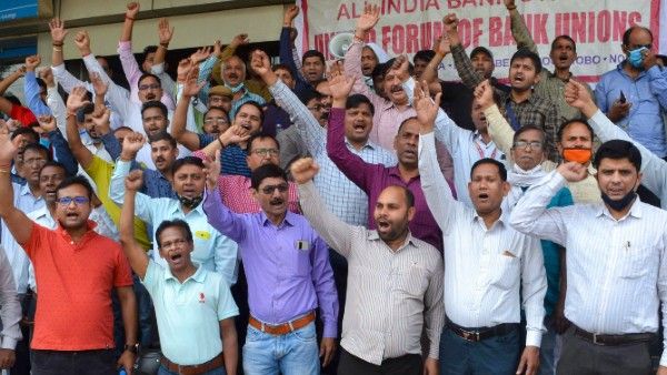 কৃষক আন্দোলনের মতো একটানা বিক্ষোভের ডাক, ব্যাঙ্ক ধর্মঘটের দ্বিতীয় দিনে চরম ভোগান্তিতে গ্রাহকরা