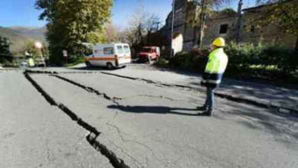 ভয়ঙ্কর কম্পনে ভেঙে পড়েছে একের পর এক বাড়ি, রাস্তা ভেঙে চুরমার! ১০ ফুট উচ্চতার সমান ঢেউ আছড়ে পড়ার সম্ভাবনা