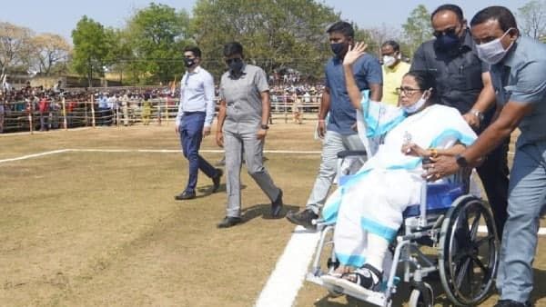 আমার গাড়ির দরজা চেপে দেওয়া হয়! পুরুলিয়ার সভা থেকে ফের বললেন মমতা