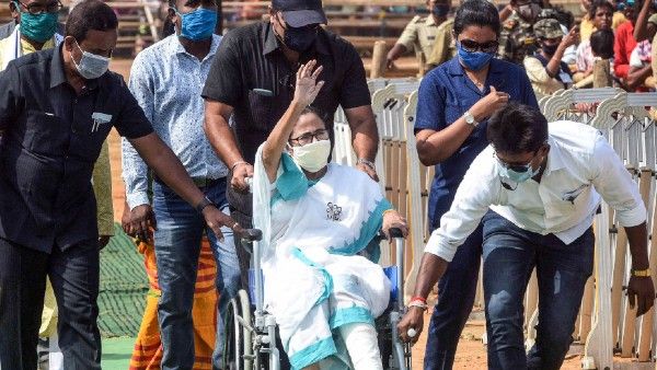 হুইলচেয়ার, গরুর গাড়ি, রথ! অভিনব বাহনে বাজিমাত করেই ভোটারদের মন জয়ের ছক নেতাদের