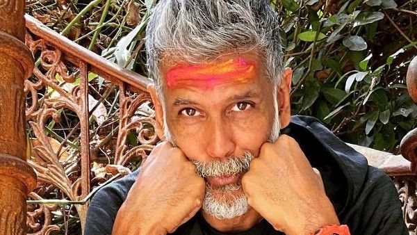 কোয়ারেন্টাইনে স্ত্রীর সঙ্গে হোলি খেললেন মিলিন্দ, উপহার পেলেন মরশুমের প্রথম আম