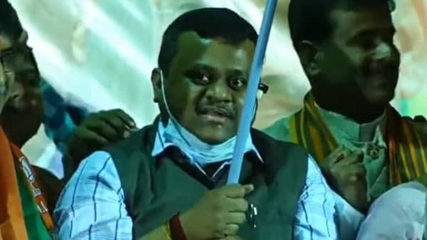 সারদা চিটফান্ডে লক্ষ টাকা দুর্নীতি সহ একাধিক ইস্যুতে বিরোধী দলনেতার ভাই সৌমেন্দুকে জেরা