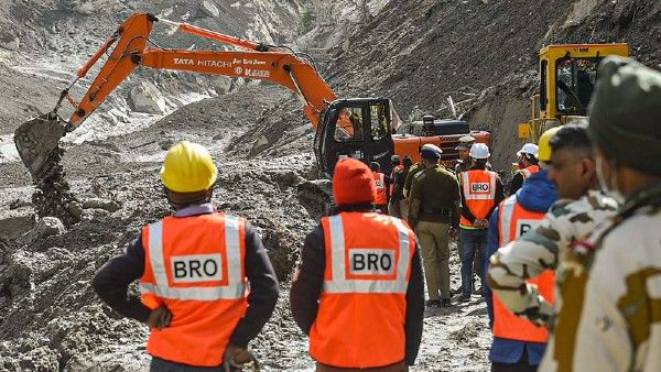 ভয়ঙ্কর বিপর্যয়ের মুখে উত্তরাখন্ড, হঠাৎ মেঘ ভাঙা বৃষ্টিতে মুহূর্তে ধূলিসাৎ একের পর এক দোকান-বাড়ি