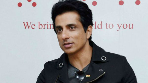 করোনা কালে অসহায় মানুষদের পাশে দাঁড়িয়েছিলেন, বিরল সম্মান পেলেন অভিনেতা সোনু সুদ