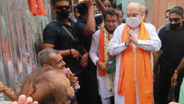 ভবানীপুরে রুদ্রনীলের প্রচারে ঝড় তুললেন অমিত শাহ, মমতার গড়ে বাড়ি বাড়ি ঘুরে সংকল্প পত্র বিলি বিজেপি নেতার