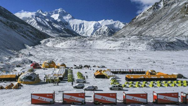 মাউন্ট এভারেস্টে বিশ্বের সর্বোচ্চ আবহাওয়া স্টেশন স্থাপন করল চিন