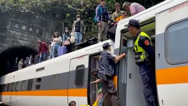 দুটি ট্রেনের মুখোমুখি সংঘর্ষ, ভয়াবহ দুর্ঘটনায় কমপক্ষে ২৬ জনের মৃত্যু-আহত বহু