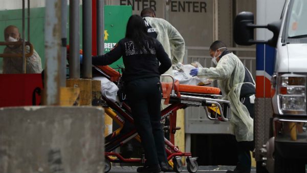 মুখে মুখ রেখে শ্বাস দিয়ে স্বামীকে বাঁচানোর মরিয়া চেষ্টা স্ত্রীর, আগ্রার করুণ ছবি ভাইরাল নেট দুনিয়ায়