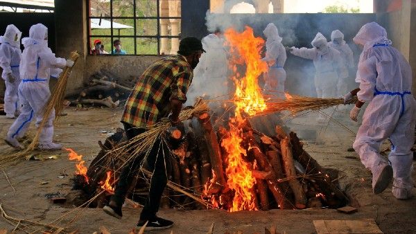 করোনায় মৃত হিন্দুদের শেষকৃত্য সারছেন মুসলিম যুবকের দল, সঙ্কটের মাঝেই সম্প্রীতির নজির যোগীরাজ্যে