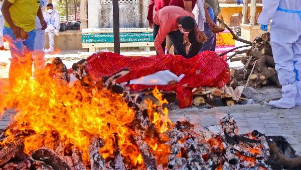 মৃতদেহের সারি সারি ভিড় সুরাতের শ্মশানে, গুজরাত সরকারের তথ্যের সঙ্গে অমিল বাস্তব চিত্রের