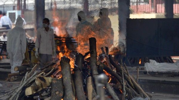 পরিবারকে অন্ধকারে রেখেই কোভিড নেগেটিভ বাবার দেহ সৎকার, অভিযোগ মেয়ের