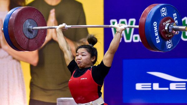 কাঠের গুঁড়ি বয়ে নিয়ে আসত ১২ বছরের বালিকা, মণিপুরের ছোট্ট গ্রাম থেকে মীরাবাঈ চানুর উত্থান একনজরে