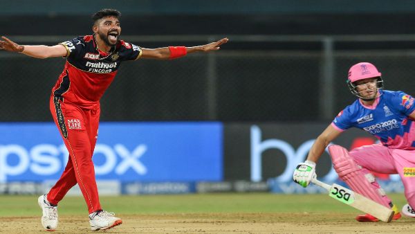 বুমরাহ বনাম সিরাজ, তুল্যমূল্য মোকাবিলায় কাকে এগিয়ে রাখলেন প্রাক্তনী নেহরা?