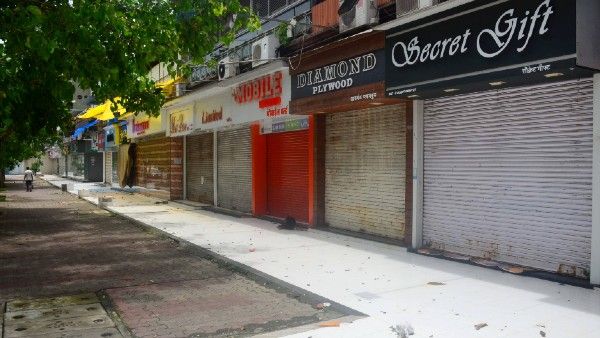 লকডাউন আওতাধীন এলাকায় মানুষের চলাচলের ওপর কোনও নিষেধাজ্ঞা নেই, রাজ্যকে জানাল কেন্দ্র