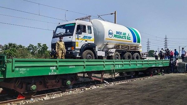 অক্সিজেনের আকাল মহারাষ্ট্র জুড়ে, সঙ্কট কাটাতে বিশাখাপত্তনম থেকে ছুটল প্রথম ‘‌অক্সিজেন এক্সপ্রেস’‌