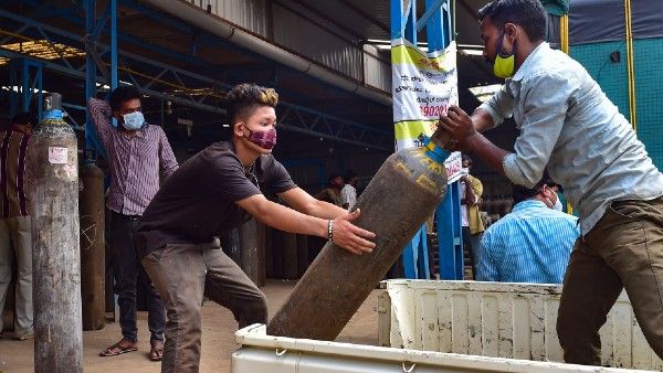 একেই বলে প্রকৃত বন্ধুত্ব!‌ ১৩০০ কিমি পেরিয়ে কোভিড আক্রান্ত বন্ধুকে অক্সিজেন পৌঁছে দিলেন যুবক