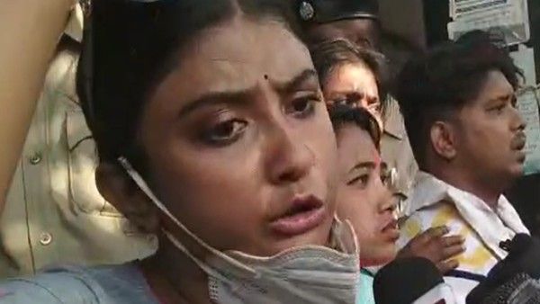 বরানগরে বিজেপি প্রার্থী পার্নো মিত্রের গাড়িতে হামলা, গো ব্যাক স্লোগান, লাঠিচার্জ করল পুলিশ