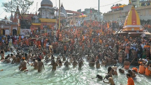 আচমকাই কুম্ভমেলার পুণ্যার্থীর সংখ্যা কমিয়ে ফের সমালোচনায় বিদ্ধ উত্তরাখণ্ড প্রশাসন