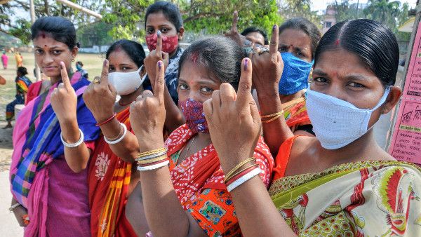 অনুমতি না নিয়ে সেলফি! বুথের ভেতরে অনুরাগীর ফোন ছিনিয়ে নিলেন তামিল সুপারস্টার , কেরলে ভোট নির্বিঘ্নেই