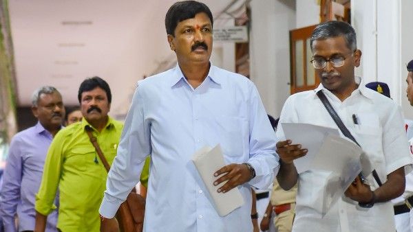 সময় ভালো যাচ্ছে না রমেশ জারকিহোলির, যৌন কেলেঙ্কারির পর করোনা আক্রান্ত প্রাক্তন বিজেপি মন্ত্রী