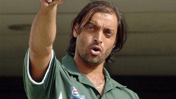 শামি-শোয়েবের টুইট যুদ্ধে যুক্ত হল নতুন মাত্রা