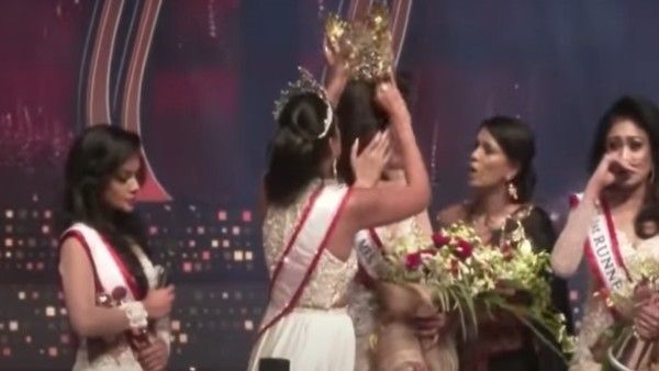 মিসেস শ্রীলঙ্কার মঞ্চে মুকুট নিয়ে টানাটানি, চরম নাটকের ভিডিও ভাইরাল সোশ্যাল মিডিয়ায়