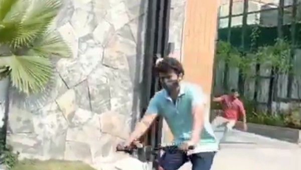 সাইকেল চেপেই বুথে ‘মাস্টার’ বিজয়, পেট্রোপণ্যের মূল্যবৃদ্ধির জেরেই অভিনব প্রতিবাদ বলে দাবি অনুরাগীদের