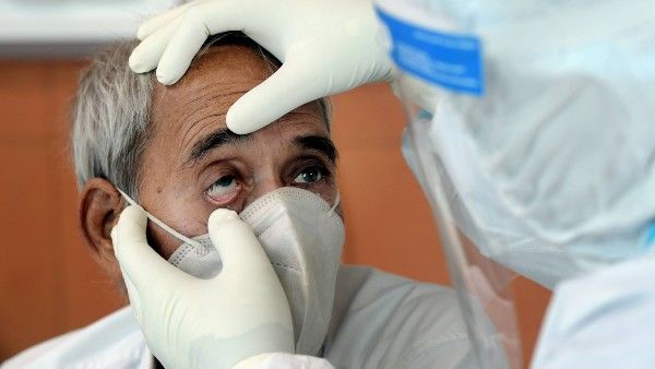 মুখে অসাড়তা, ঝাপসা হচ্ছে দৃষ্টি? ব্ল্যাক ফাঙ্গাসের কারল থাবা বাজাতে পারে মৃত্যু ঘণ্টা