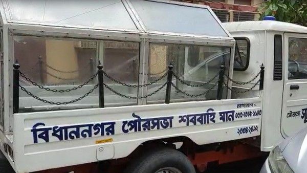 বন্ধ শ্মশান, করোনা রোগীর দেহ আগলে প্রায় ১ দিন পরিবার